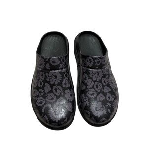 OOFOS Clogs
